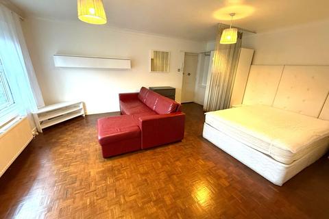 Studio to rent, Clivedon Court