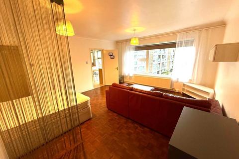 Studio to rent, Clivedon Court