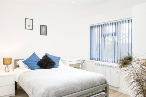6 bedroom semi-detached house to rent, Landseer Avenue, Lockleaze, Bristol, Bristol, BS7