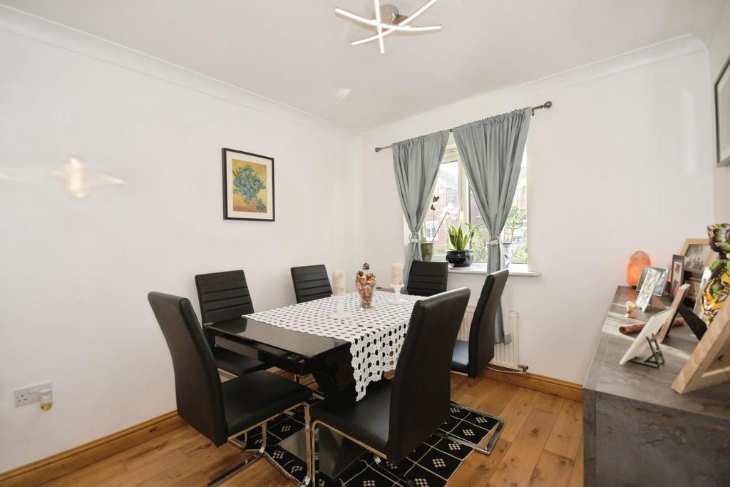 DINING ROOM.jpg