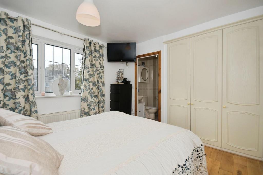 BEDROOM 1 02.jpg
