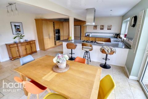4 bedroom semi-detached house for sale, Hazlemere Road, Benfleet