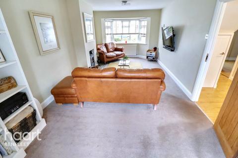 4 bedroom semi-detached house for sale, Hazlemere Road, Benfleet