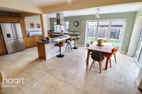 4 bedroom semi-detached house for sale, Hazlemere Road, Benfleet