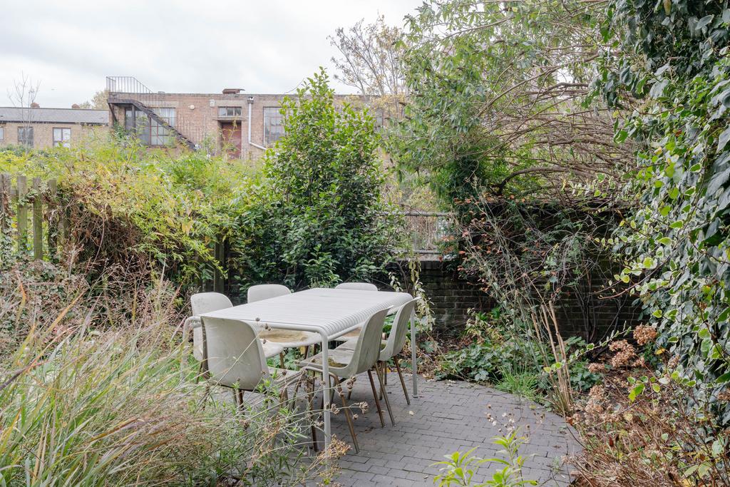 318638 - Vicar's Close, London E9 - high res-07...