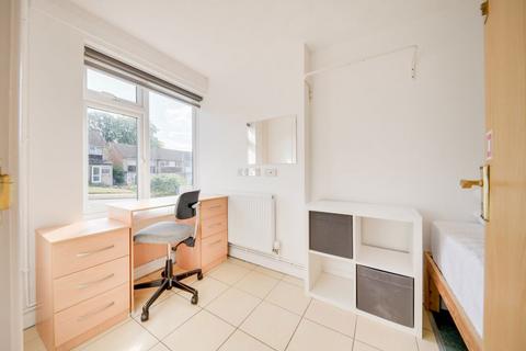 5 bedroom house to rent, Tenterden Drive, Canterbury