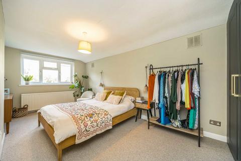2 bedroom flat for sale, Crofton Road, London SE5