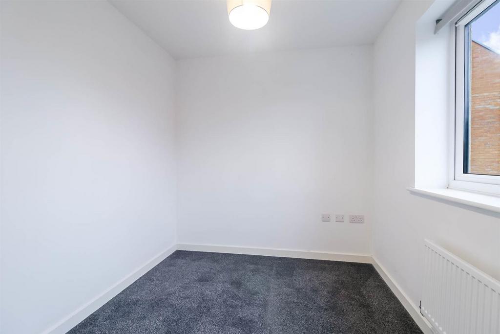 3-bed-house-bishops-cleeve12.jpg