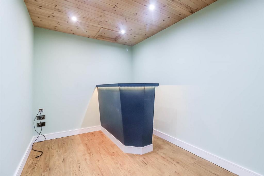 3-bed-house-bishops-cleeve21.jpg