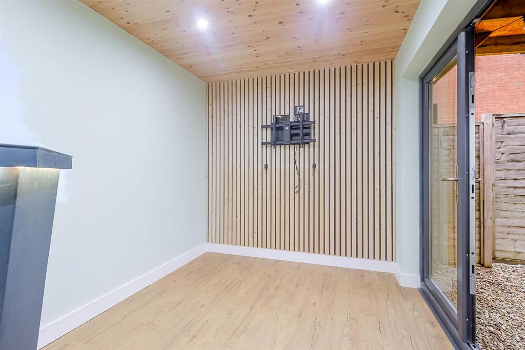 3-bed-house-bishops-cleeve22.jpg