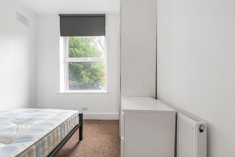 2 bedroom flat to rent, Theatre Street, London, SW11