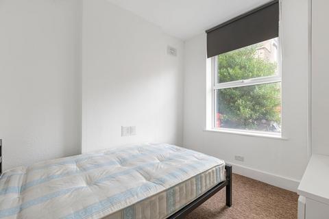 2 bedroom flat to rent, Theatre Street, London, SW11