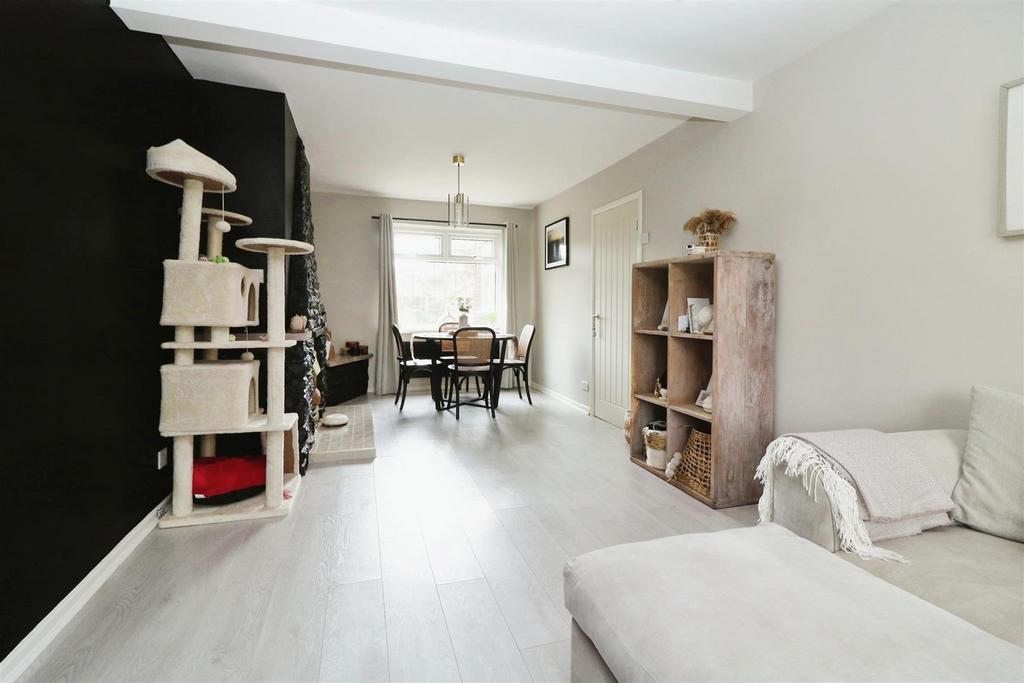 Through lounge/dining room