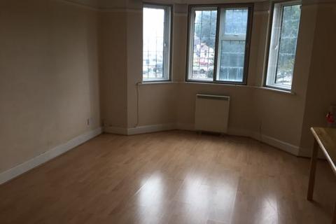 2 bedroom flat to rent, Great West Road, Parkland Ct Hounslow TW4