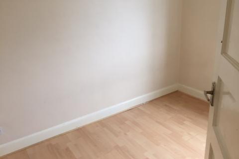 2 bedroom flat to rent, Great West Road, Parkland Ct Hounslow TW4