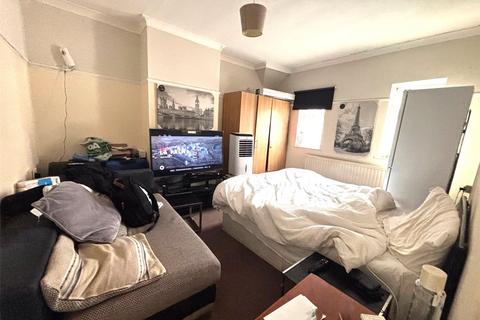 1 bedroom maisonette for sale, Winding Way, Dagenham, RM8