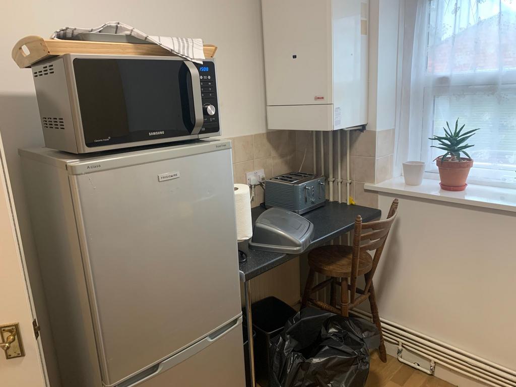 Compact, well-equipped kitchen corner with a fr...