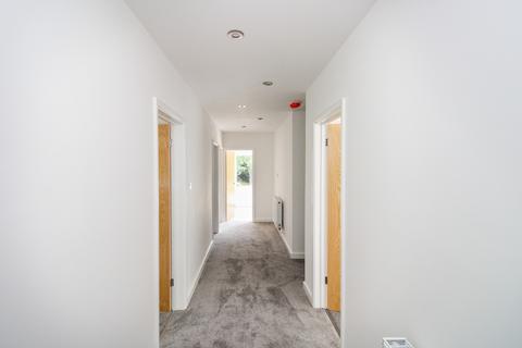 3 bedroom detached bungalow to rent, Ashurst Drive, Tadworth, Surrey. KT20 7LR