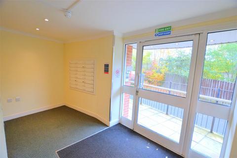 2 bedroom ground floor flat for sale, North Drive, Hatfield