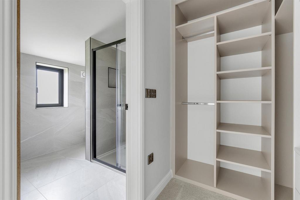 En suite, walk in wardrobe
