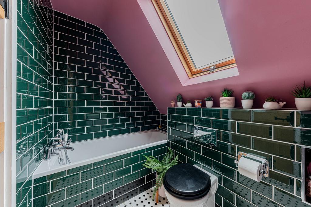 Bathroom W.C (1)