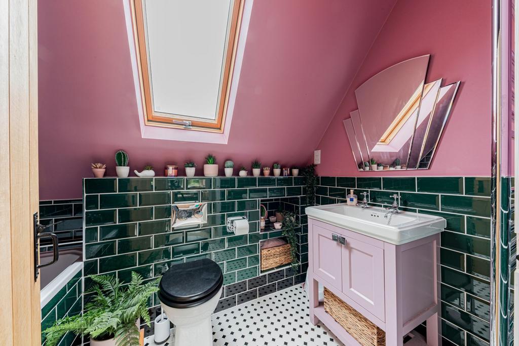 Bathroom W.C (2)
