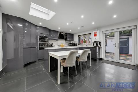 4 bedroom terraced house for sale, Greenway, Dagenham RM8