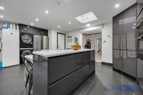 undefined, Greenway, Dagenham RM8