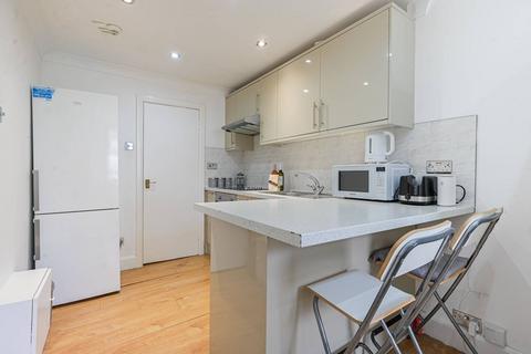Studio to rent, Penywern Road, Earls Court, London, SW5