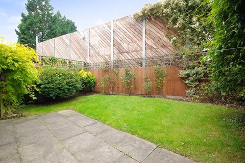 Flat B, 11 Finsbury Park Avenue, London, N4 1DQ