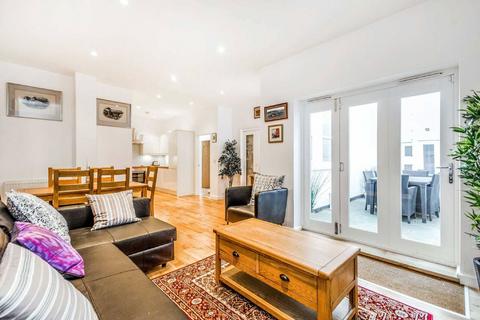 3 bedroom flat to rent, Cable Street, London E1W
