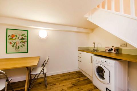 3 bedroom flat to rent, Cable Street, London E1W