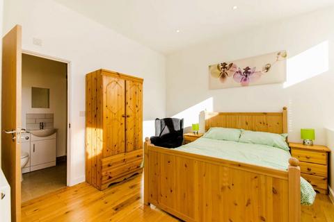 3 bedroom flat to rent, Cable Street, London E1W