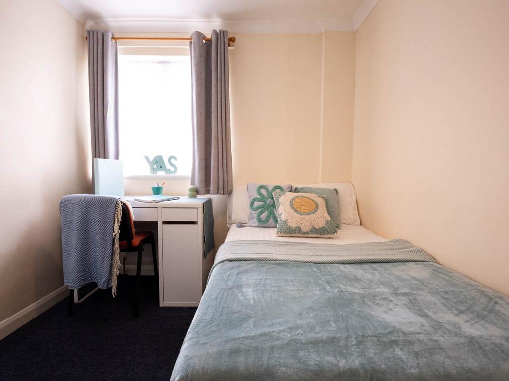 3brockenhurst studen