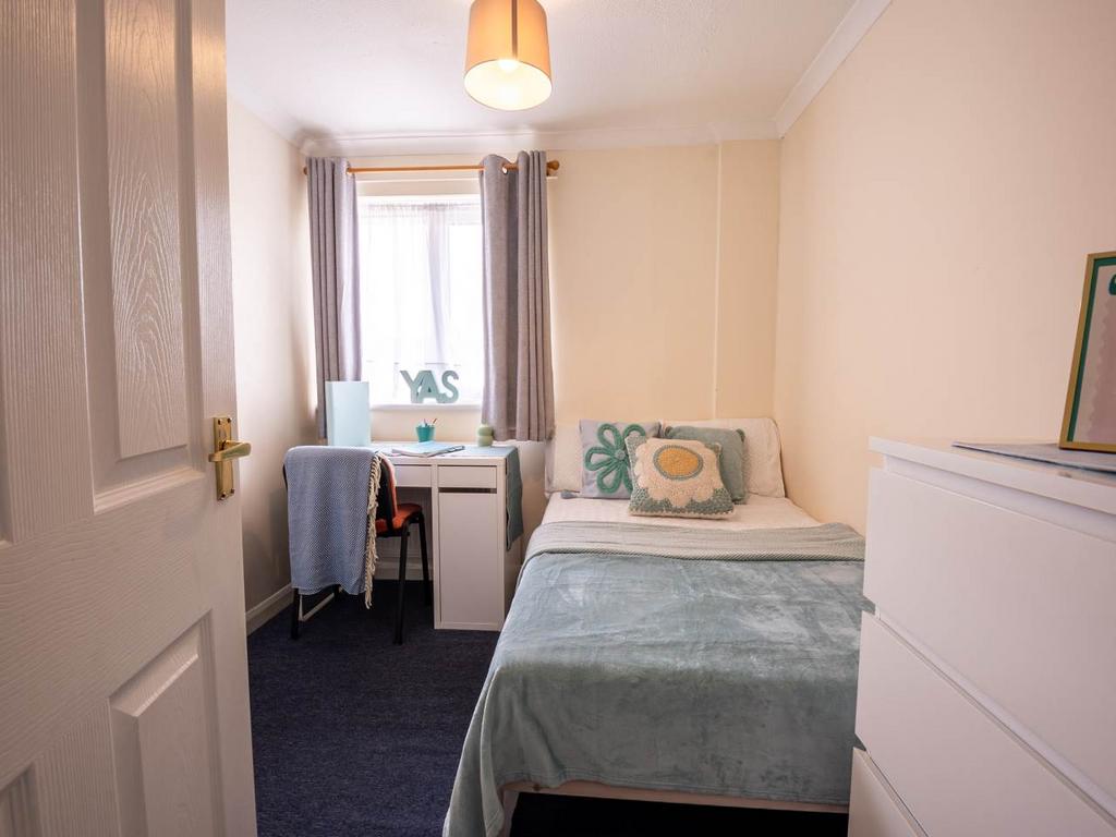 3brockenhurst studen
