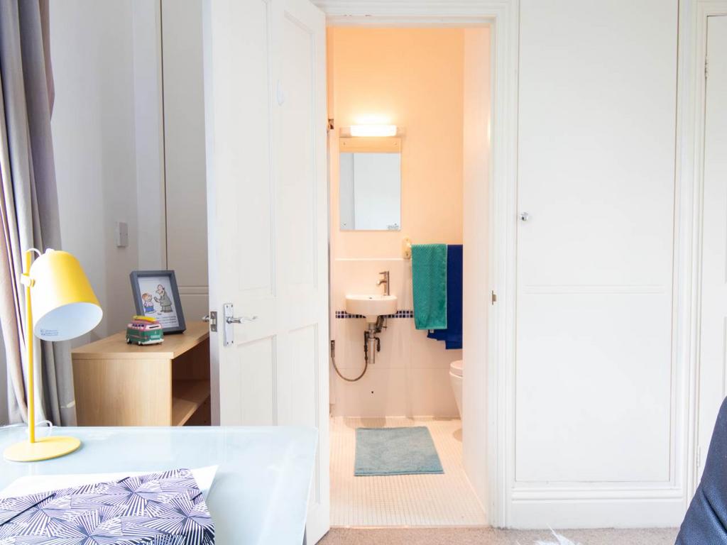 Upstairs Bedroom en-