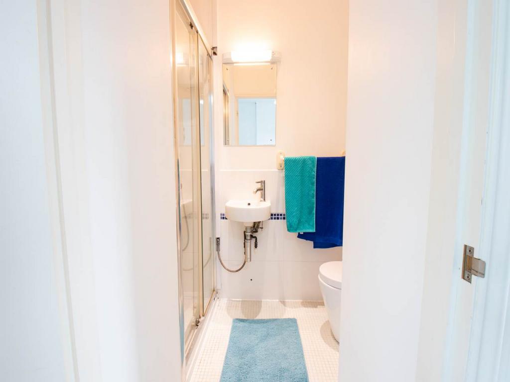 Upstairs Bedroom en-