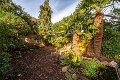 2 bedroom flat for sale, Foxbourne Road, London SW17