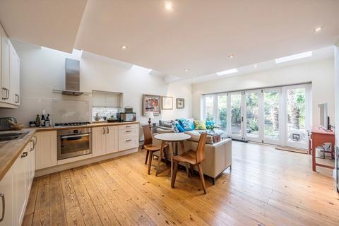 2 bedroom flat for sale, Foxbourne Road, London SW17
