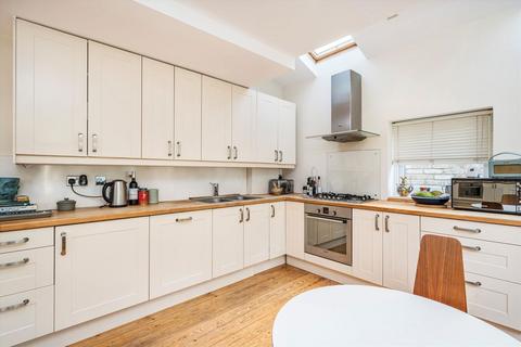 2 bedroom flat for sale, Foxbourne Road, London SW17