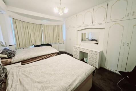 85138 house cranbourne gardens london greater lon
