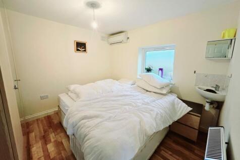 85138 house cranbourne gardens london greater lon