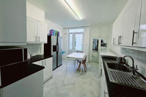 85138 house cranbourne gardens london greater lon