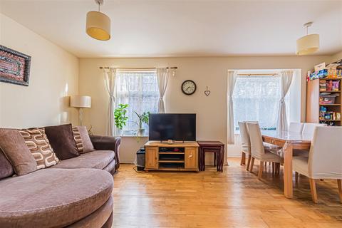15 Nursery Gardens, Hounslow, TW4 5EY