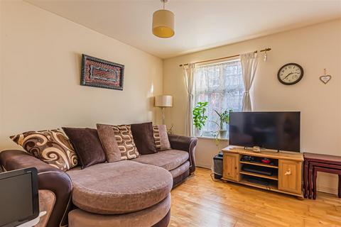 15 Nursery Gardens, Hounslow, TW4 5EY