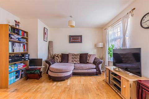 15 Nursery Gardens, Hounslow, TW4 5EY