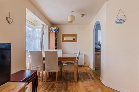 15 Nursery Gardens, Hounslow, TW4 5EY