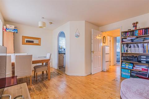 15 Nursery Gardens, Hounslow, TW4 5EY