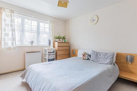 15 Nursery Gardens, Hounslow, TW4 5EY