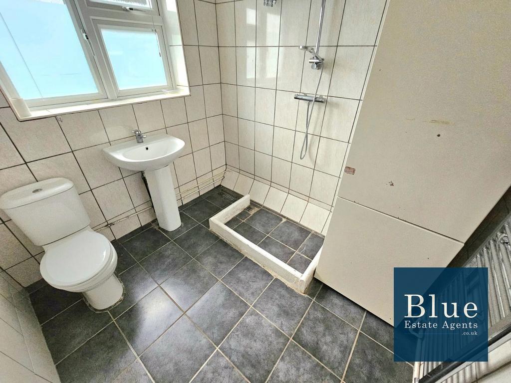 Family Shower Suite/Wet Room